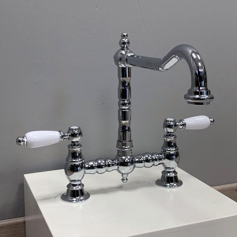 PB Nostalgická kuchyňská baterie s chromovým povrchem, pravoúhlým výtokem a bílými rukojeťmi PBN.CHR.H.WH