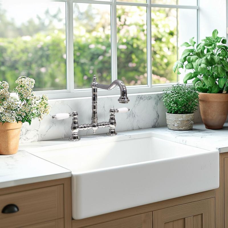 PB Nostalgická kuchyňská baterie s chromovým povrchem, pravoúhlým výtokem a bílými rukojeťmi PBN.CHR.H.WH