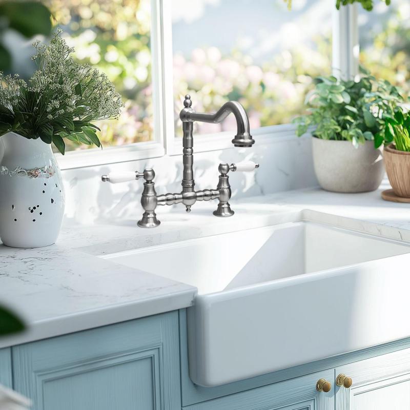 PB Nostalgický kuchyňský kohoutek s nerezovým pravoúhlým výtokem a bílými rukojeťmi PBN.RVS.H.WH