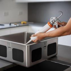 Zuurvrije siliconenlijm voor montage van onderbouw roestvrijstalen spoelbakken