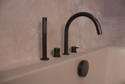 Waterevolution Flow 4-otvorová baterie pro montáž na okraj vany Černá T138PR