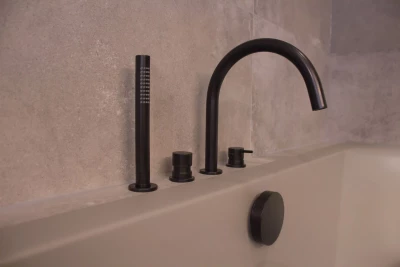 Waterevolution Flow 4-otvorová vanová baterie pro montáž na okraj vaničky, černá T138PR
