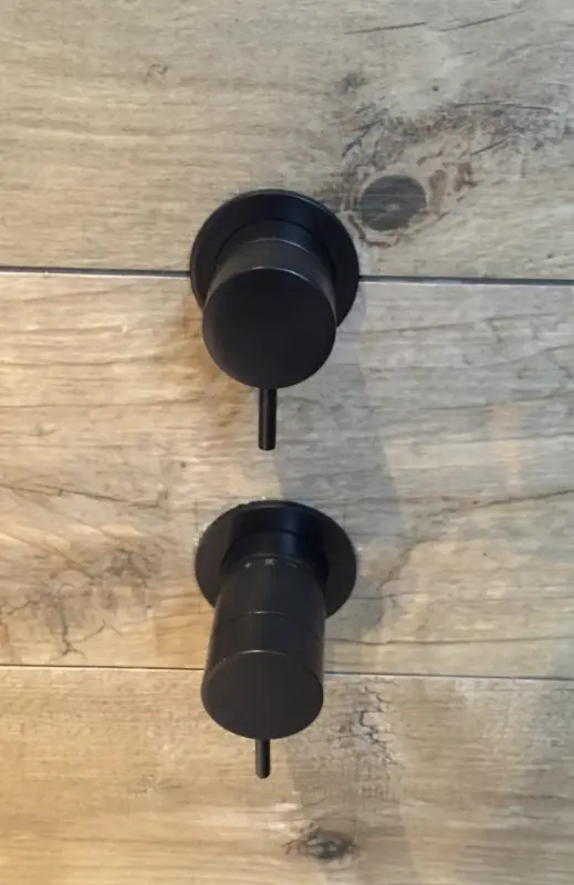 Waterevolution Flow vestavěná sprchová sada matná černá s termostatem, dešťovou sprchou a ruční sprchou 1208846402