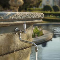 PB klasická nástěnná fontánová baterie s bílou rukojetí na studenou vodu a dlouhým výtokem z nerezové oceli 1208853572