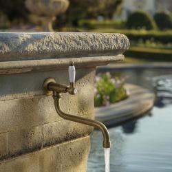 PB klasický nástěnný fontánový kohoutek s bílou pákou na studenou vodu a dlouhým výtokem bronz 1208853602