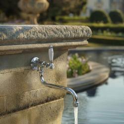 PB klasický nástěnný fontánový kohoutek s bílou rukojetí na studenou vodu a dlouhým výtokem chrom 1208853612