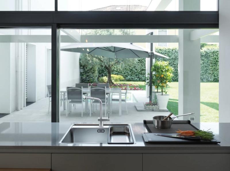 Franke Nerezová kartáčovaná kuchyňská baterie Atlas Neo s výsuvným výtokem inox 115.0521.438