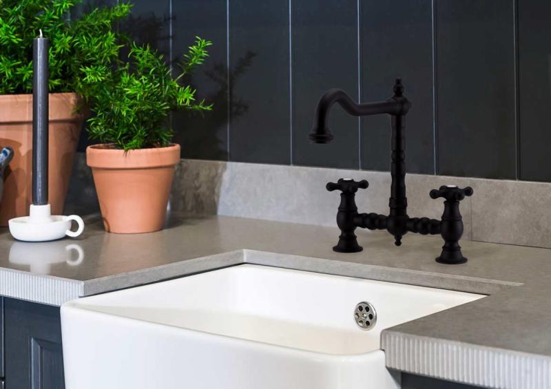 PB Nostalgická kuchyňská baterie s černým matným povrchem, pravoúhlým výtokem a hvězdicovými knoflíky PBN.ZW.H.ST