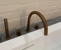Waterevolution Flow 4-otvorová baterie pro montáž na okraj vany, kompletně PVD kartáčovaná měď T138CPE
