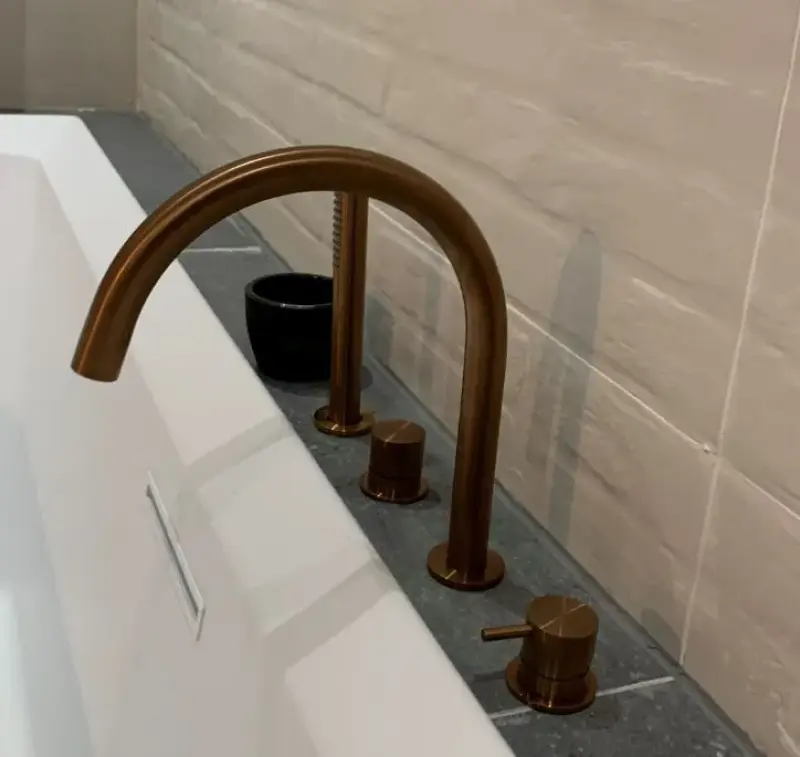 Waterevolution Flow 4-otvorová baterie pro montáž na okraj vany, kompletně PVD kartáčovaná měď T138CPE