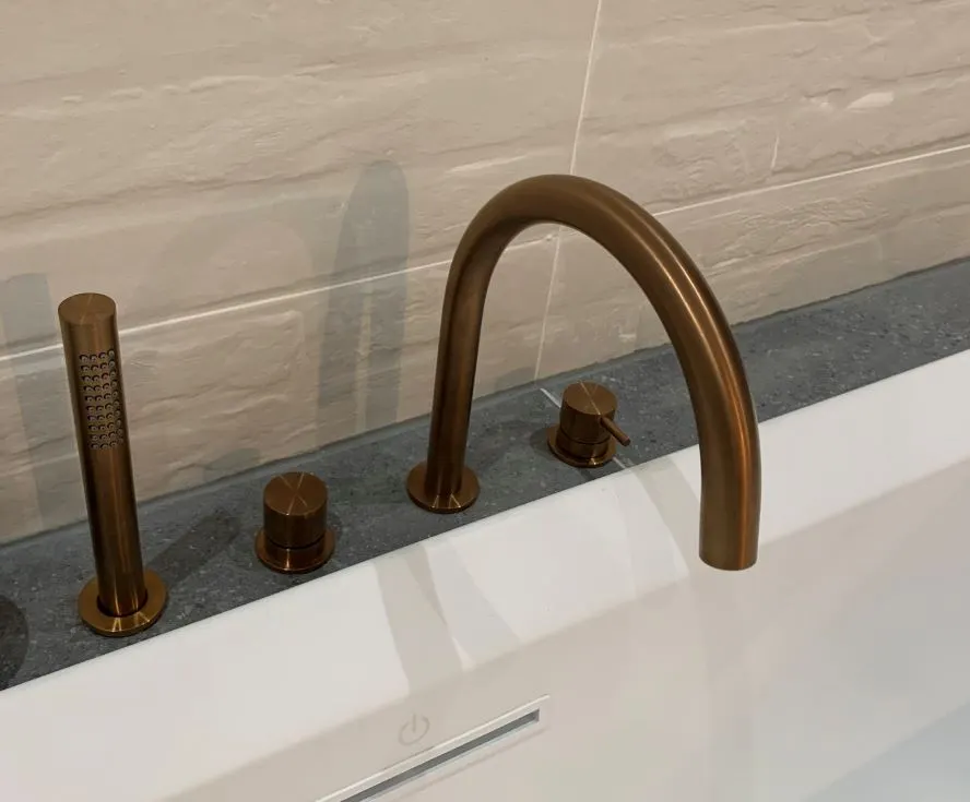 Waterevolution Flow 4-otvorová baterie pro montáž na okraj vany, kompletně PVD kartáčovaná měď T138CPE