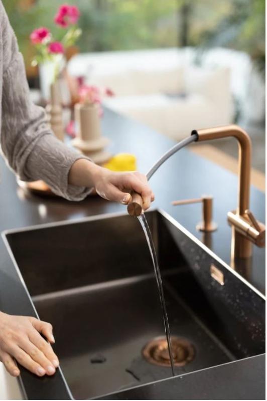 Franke měděná kuchyňská baterie Atlas Neo s výsuvným výtokem pvd měď 115.0628.208