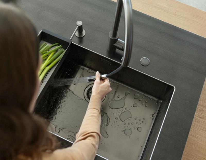 Franke Kuchyňská baterie Eos Neo s výsuvnou sprchovou hlavicí pvd gun metal 115.0628.256