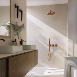 Waterevolution Flow vestavěná sprchová sada s termostatem, dešťovou sprchou a ruční sprchou v kartáčované mědi PVD