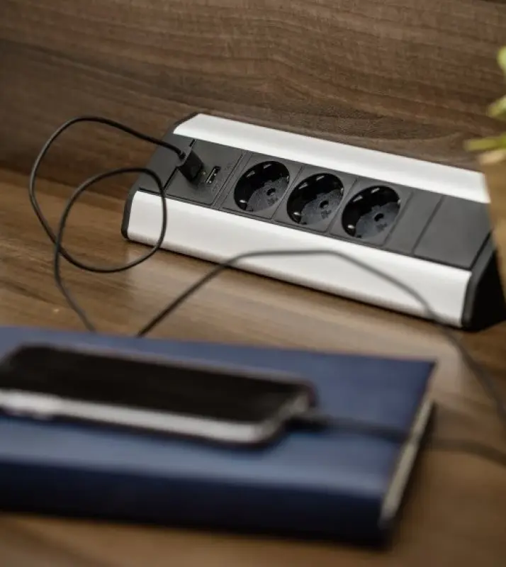 Indux Corner rohová kuchyňská zásuvka se 3 zásuvkami s ochranným kontaktem a 2 USB nabíječkami 1208957431