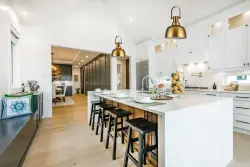 Decor Zenit kovová kopulovitá zlatá závěsná lampa s kovovým povrchem 4925