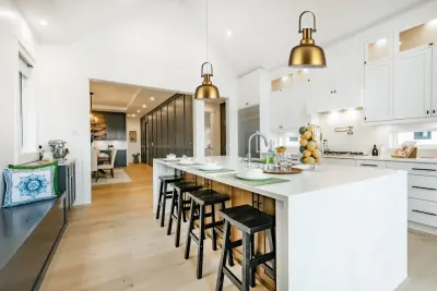Decor Zenit kovová kopulovitá zlatá závěsná lampa s kovovým povrchem 4925
