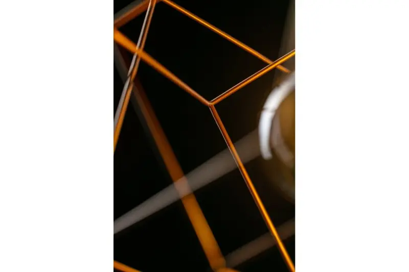 Decor Rosa zlatá geometrická závěsná lampa sestávající ze 2 mosazných krychlí 3376