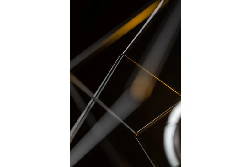 Decor Rosa černá geometrická závěsná lampa složená ze 2 černých krychlí 3437