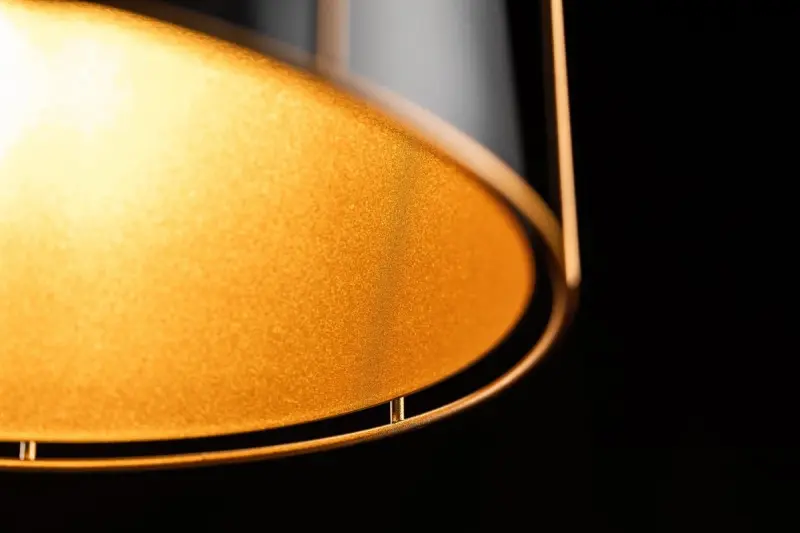 Dekorativní černá závěsná lampa Goa se zlatým rámem 3512