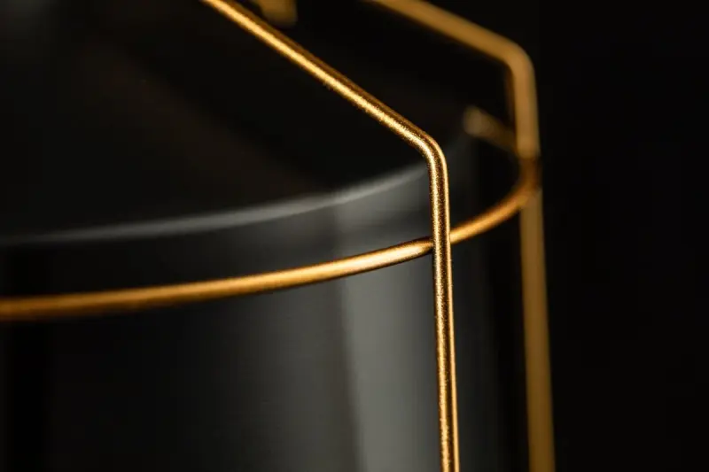 Dekorativní černá závěsná lampa Goa se zlatým rámem 3512