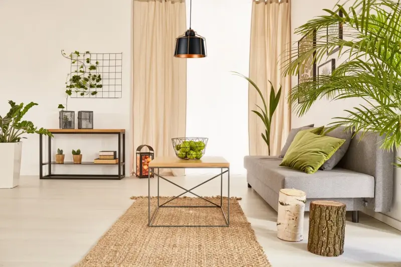 Dekorativní černá závěsná lampa Goa se zlatým rámem 3512