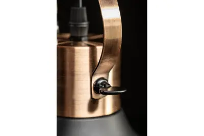 Decoreer Mees zwarte metalen hanglamp met kapbevestiging in de vorm van een petroleumlamp 2363