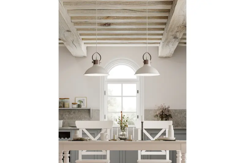 Decor Mees bílá kovová závěsná lampa s upevněním stínidla ve tvaru petrolejové lampy 2332