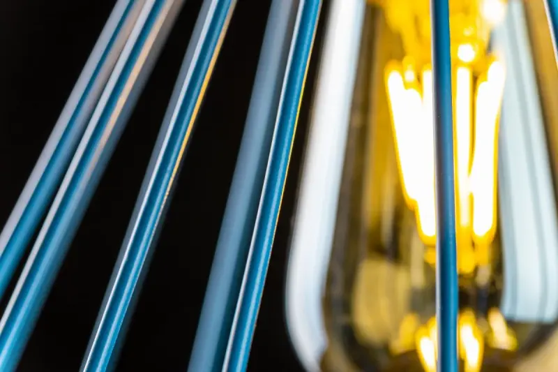 Dekorativní závěsná lampa Tess modrá kovová kuželová drátěná 2578