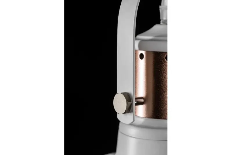 Decor Noor elegantní bílá závěsná lampa s měděným prvkem 6934