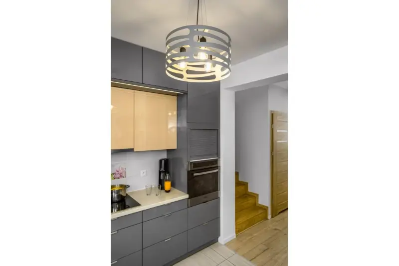 Decor Marisa šedá závěsná lampa s kónickými horizontálními mezerami, max. 3 světelné zdroje, průměr 40 cm 2607
