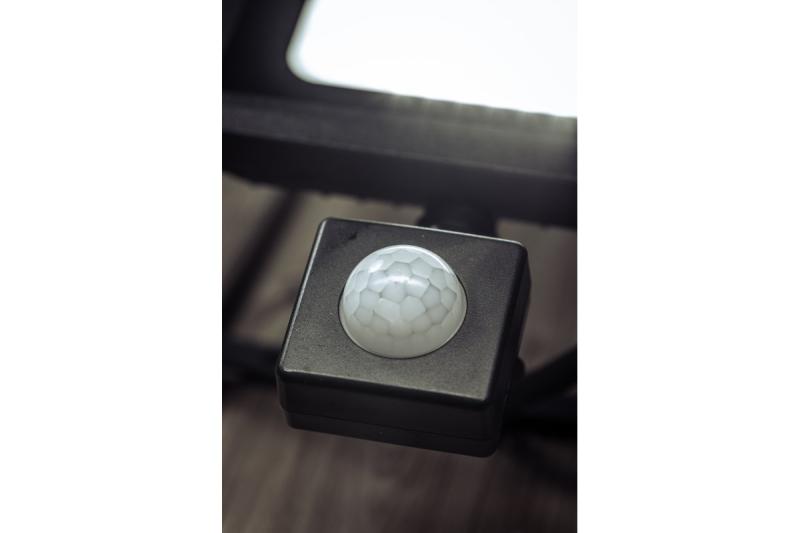 LED reflektor iNEXT s pohybovým senzorem 30 W 2400 lm, PF > 0,9, RA > 80, IP65, 120°, 6400 K, černé tělo 1208962860