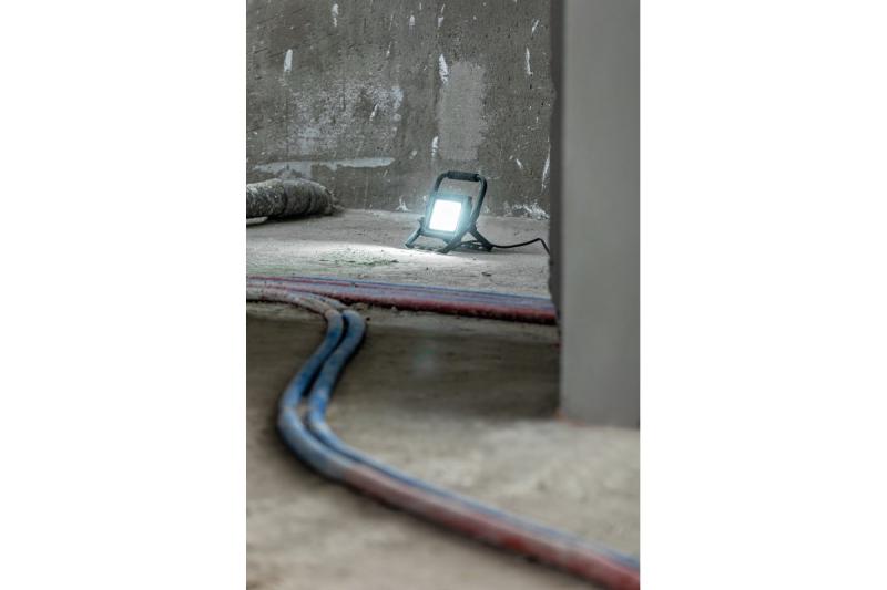 LED reflektor iNEXT (přenosný) 30W 2400lm, PF>0,9, RA>80, IP65, 120°, 6400K, černé tělo 1208962861