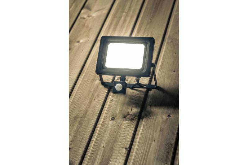 LED reflektor iNEXT s detektorem pohybu 50W 4000lm, PF>0,9, RA>80, IP65, 120°, 6400K, černé tělo 1208962862