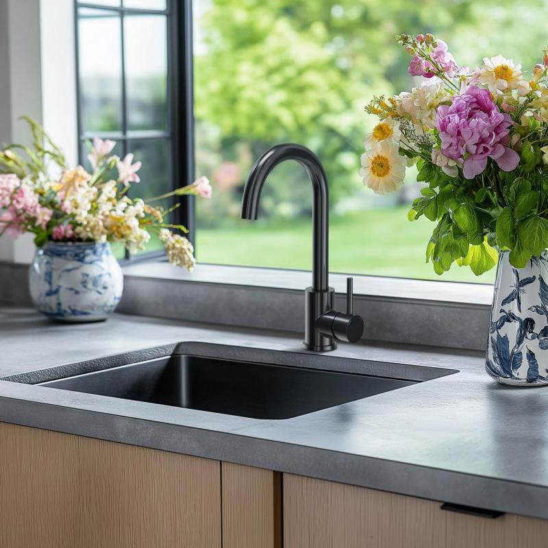 Quadri Coventry nerezová kuchyňská baterie PVD kartáčovaná černá s otočným výtokem 1208967084