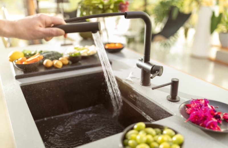 Franke Active Twist Jednopáková Baterie Černá s Výsuvnou Hubicí a Integrovaným Ovládáním Odpadu 115.0669.769