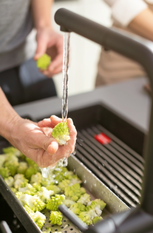 Franke Active Twist Jednopáková Baterie Černá s Výsuvnou Hubicí a Integrovaným Ovládáním Odpadu 115.0669.769