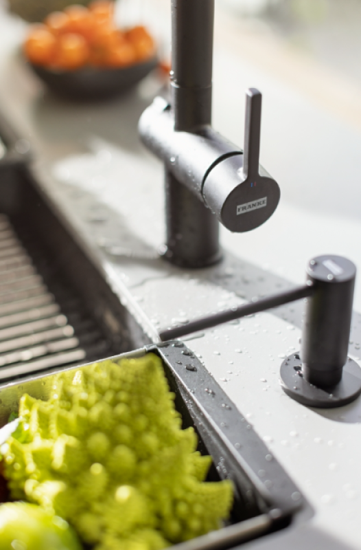 Franke Active Twist Jednopáková Baterie Černá s Výsuvnou Hubicí a Integrovaným Ovládáním Odpadu 115.0669.769