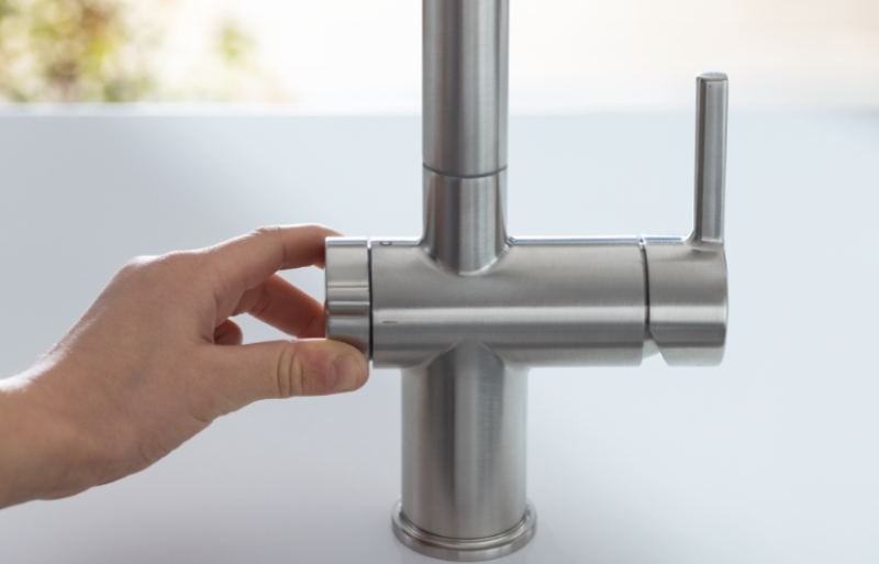 Franke Active Twist Jednopáková Baterie nerezový vzhled s vytahovací výtokovou trubicí a integrovaným ovládáním odpadu 115.0653.505