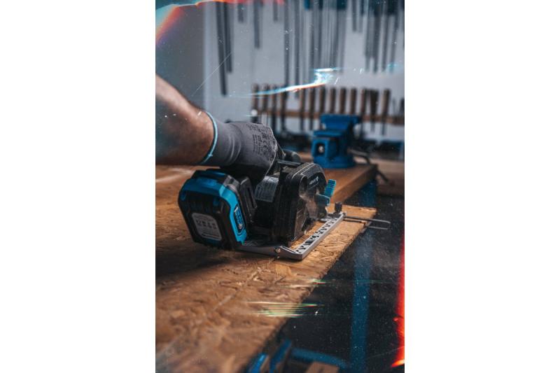 HÖGERT akumulátorová kotoučová pila, 18V, bez baterie, s připojením na vysavač.