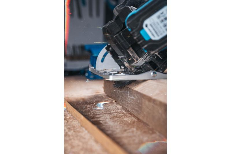 HÖGERT akumulátorová kotoučová pila, 18V, bez baterie, s připojením na vysavač.