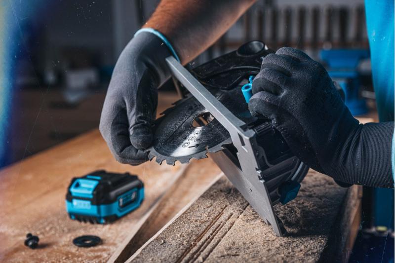 HÖGERT akumulátorová kotoučová pila, 18V, bez baterie, s připojením na vysavač.