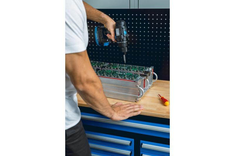 HÖGERT akumulátorová vrtačka 18V, sada s baterií, nabíječkou, držákem bitů, zásobníkem vrtáků.