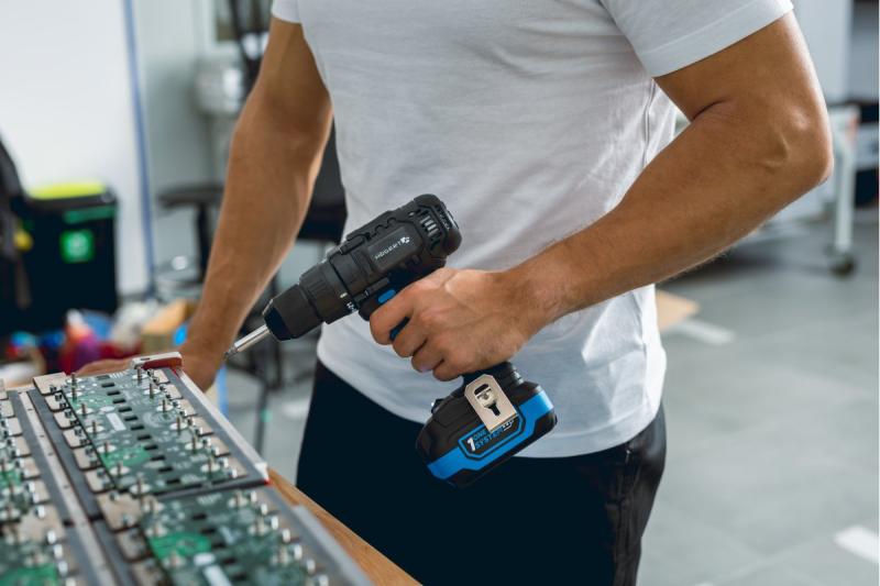 HÖGERT akumulátorová vrtačka 18V, sada s baterií, nabíječkou, držákem bitů, zásobníkem vrtáků.