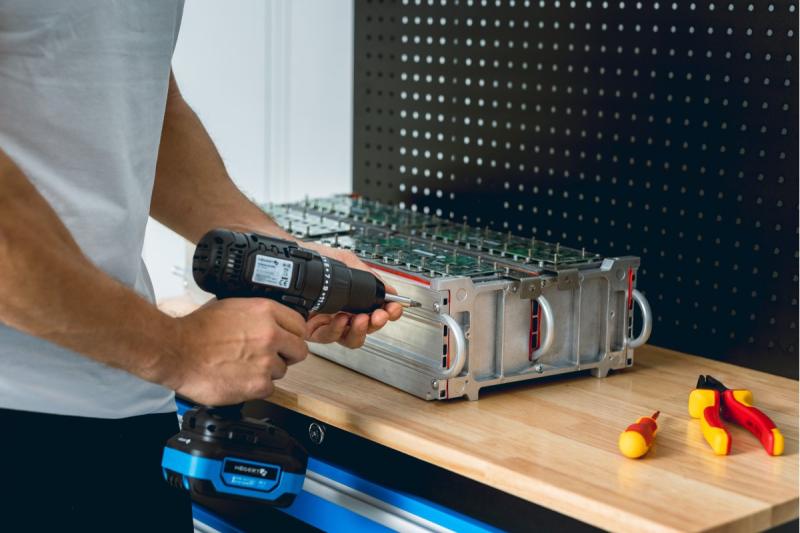 HÖGERT akumulátorová vrtačka 18V, sada s baterií, nabíječkou, držákem bitů, zásobníkem vrtáků.