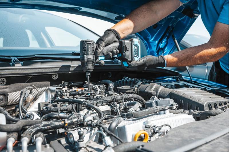 HÖGERT akumulátorová rázová utahovací souprava 200 Nm 18V s bezkartáčovým motorem.