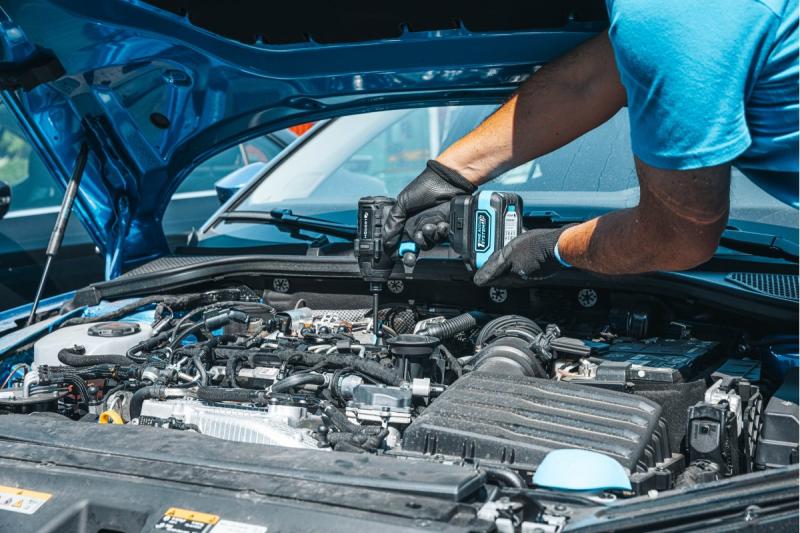 HÖGERT Bezdrátová žehlička bez kartáčků 18V, sada s baterií, nabíječkou a příslušenstvím