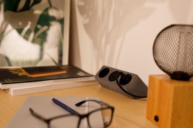 Nábytková zásuvka SOFITO, 2xSHUKO, USB A+C, kabel 1,5 m, šedý flock