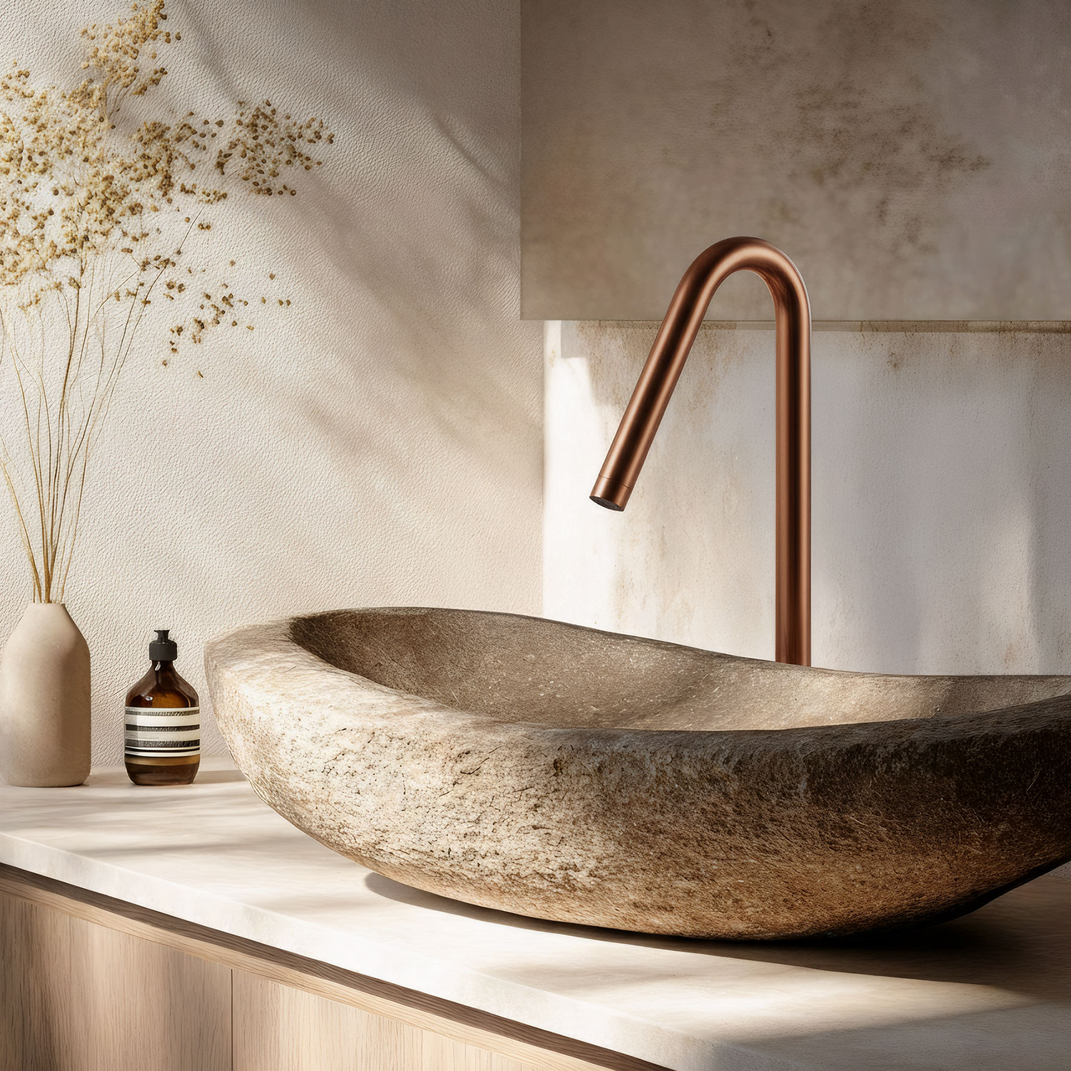 7 způsobů, jak teplé kovové odstíny pozvednou základní koupelnový nábytek