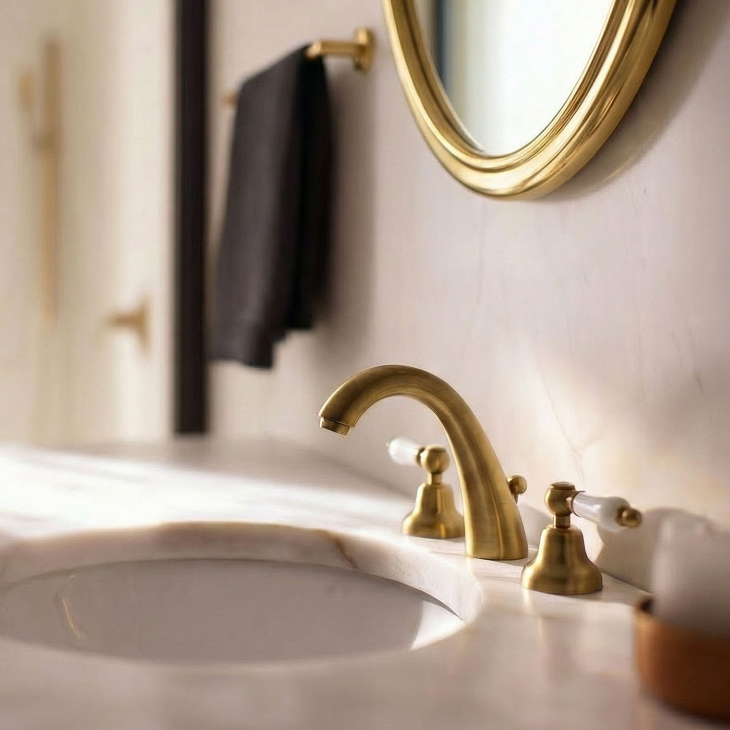 Kombinace kovů: Umění kombinovat povrchové úpravy v koupelně